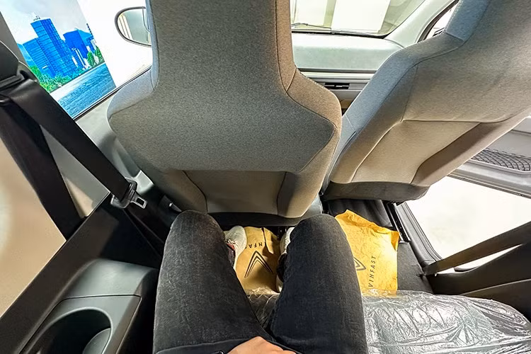 Chiều dài cơ sở chỉ hơn 2.000 mm nên khó đòi hỏi một không gian rộng rãi cho hàng 2 của Minio Green. Mẫu xe điện nhỏ nhất của VinFast vẫn có thể chở tối đa 4 người, bao gồm tài xế. Hàng ghế trước cần gập xuống để hành khách tiếp cận hàng ghế thứ hai.