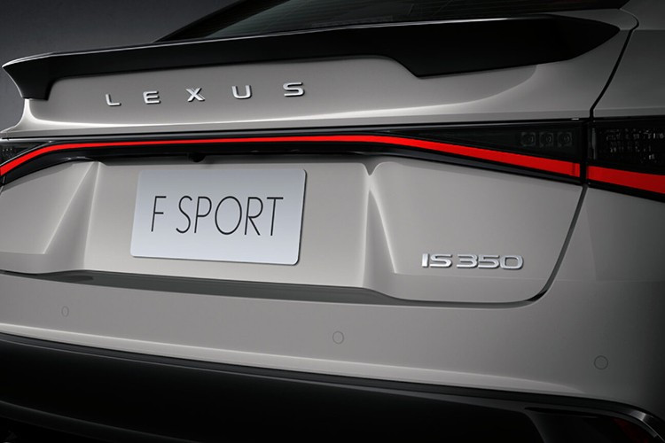 Về mặt kỹ thuật, khung gầm và hệ thống lái của IS cũng được tinh chỉnh để cải thiện cảm giác lái. Lexus cho biết các điều chỉnh này giúp mang lại trải nghiệm lái trực quan, mượt mà hơn, đồng thời tăng độ phản hồi của vô lăng và bàn đạp phanh trong điều kiện vận hành thực tế.