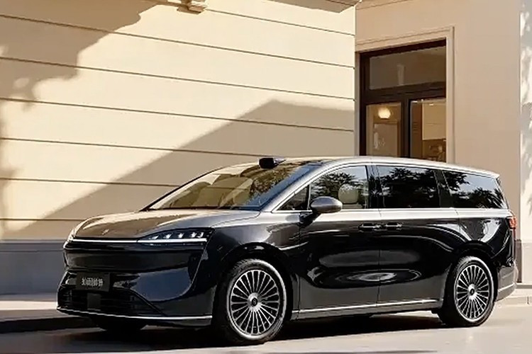 Luxeed là thương hiệu xe điện liên doanh giữa Huawei và Chery, ra đời năm 2023 trong khuôn khổ liên minh HIMA. Tính đến tháng 11/2025, hãng đã bàn giao hơn 81.000 xe, với hai mẫu hiện có là sedan S7 và SUV R7, đều có tùy chọn hệ truyền động thuần điện (BEV) và mở rộng phạm vi hoạt động (EREV).