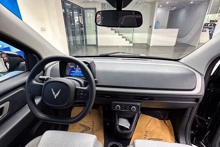 Bên trong mẫu xe này là không gian nội thất 2 hàng ghế và 4 chỗ ngồi. Trang bị tiện nghi của xe chỉ dừng ở mức cơ bản với ghế bọc nỉ chỉnh cơ, vô lăng 2 chấu vát đáy, tích hợp một vài phím chức năng.