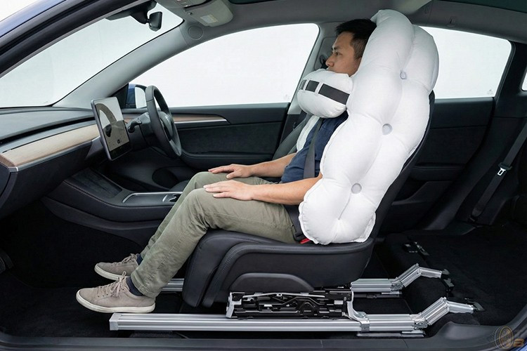 Cụ thể, khi Luxeed V9 xảy ra va chạm, ghế ngồi sẽ tự động lùi lại về vị trí an toàn hơn và đồng thời kích hoạt túi khí bảo vệ đầu, kết hợp với các túi khí bên hông nhằm giảm thiểu chấn thương cho hành khách.