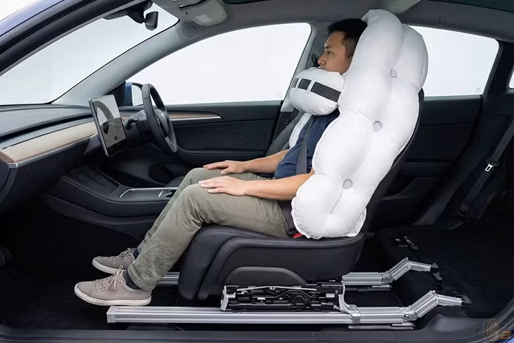 Cụ thể, khi Luxeed V9 xảy ra va chạm, ghế ngồi sẽ tự động lùi lại về vị trí an toàn hơn và đồng thời kích hoạt túi khí bảo vệ đầu, kết hợp với các túi khí bên hông nhằm giảm thiểu chấn thương cho hành khách.