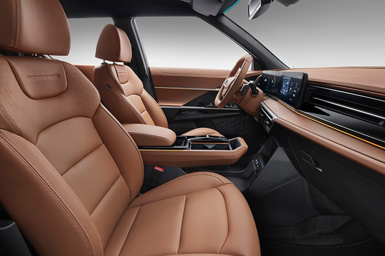 Dù nội thất chưa được công bố, nhưng với thiết kế cabin kép (double-cab) và kích thước tổng thể, nhiều khả năng Musso Q300 sẽ có 5 chỗ ngồi và khoang lái kiểu kỹ thuật số, tương tự phiên bản EV.