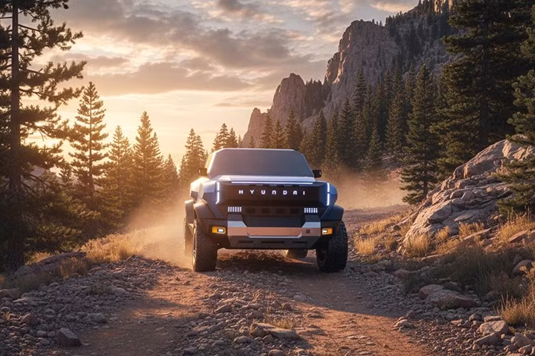 Khoảng sáng gầm xe cao, lốp địa hình bản lớn cùng thiết kế thân xe dạng hộp là những đặc điểm gợi mở tiềm năng việt dã đáng gờm của Nubra – nếu nó được hiện thực hóa. Phía sau, xe sở hữu cụm đèn hậu LED hình chữ T đối xứng hai bên logo Hyundai, cùng cản sau dày bản và đèn sương mù LED đặt thấp.