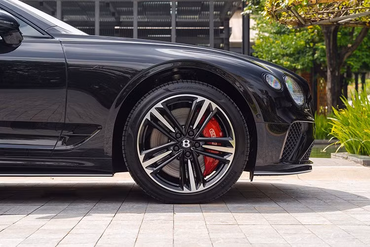 Ngoại thất chiếc xe siêu sang Bentley Continental GTC S V8 Vietnam Skyline Edition được sơn màu đen Onyx, tạo điểm nhấn cho xe là bộ la-zăng có kích thước 21 inch, thiết kế 5 chấu với điểm nhấn sơn 2 màu tương phản là bạc và đen cùng với đó là việc bên trong là cùm phanh sơn đỏ.