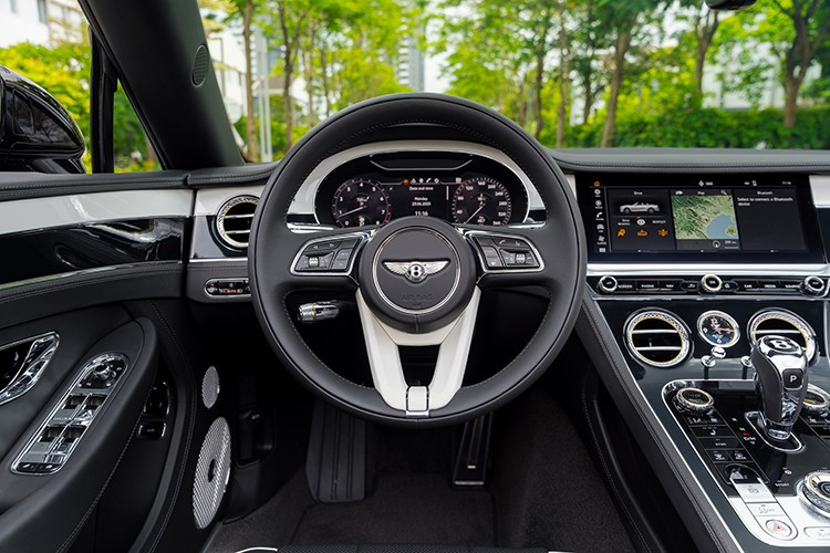 Chưa dừng lại đó, 1 số công trình rất nổi bật ở Việt Nam như quần thể di tích Văn Miếu - Quốc Tử Giám, Nhà hát lớn Hà Nội - biểu tượng của thủ đô ngàn năm văn hiến, cầu Rồng - biểu tượng văn hóa của Đà Nẵng, hay các tòa nhà cao tầng Bitexco, Landmark 81 và Vietcombank - minh chứng của một TP.HCM phát triển bậc nhất cũng được khéo léo khắc họa tinh tế.