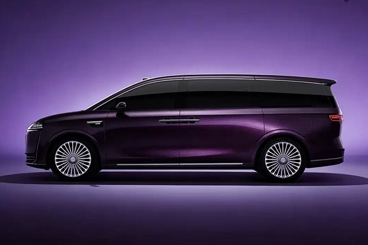 Bước sang năm 2026, thương hiệu này sẽ giới thiệu mẫu MPV cao cấp nhất mang tên Luxeed V9.Theo blogger công nghệ Hai Daxing ECC trên nền tảng Weibo, Luxeed V9 sẽ là mẫu xe đầu tiên trong ngành được trang bị túi khí dạng mũ bảo hiểm.