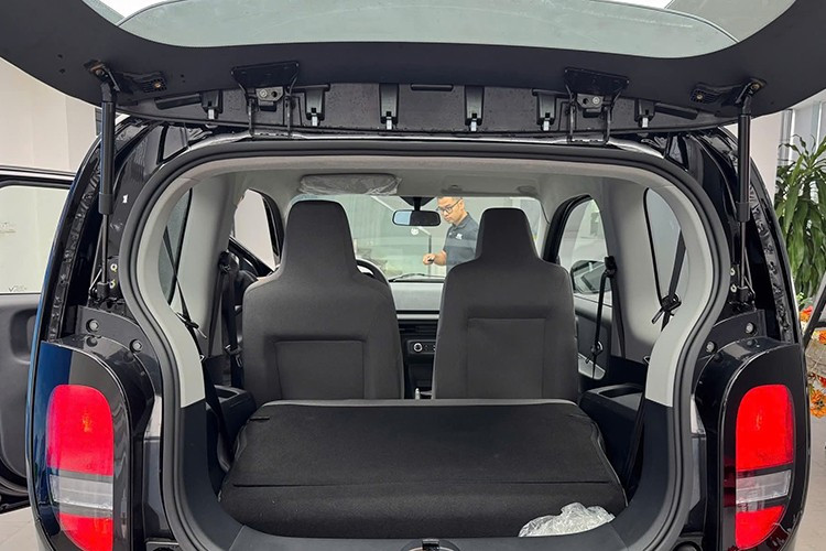 Nguồn cung cấp sức mạnh cho VinFast Minio Green là mô-tơ điện có công suất tối đa 20 kW và mô-men xoắn cực đại 65 Nm, cho phép xe đạt tốc độ tối đa 80 km/h. Pin của xe là loại lithium-ion có dung lượng khả dụng 18,5 kWh, cung cấp phạm vi di chuyển 210 km sau một lần sạc đầy theo tiêu chuẩn NEDC.