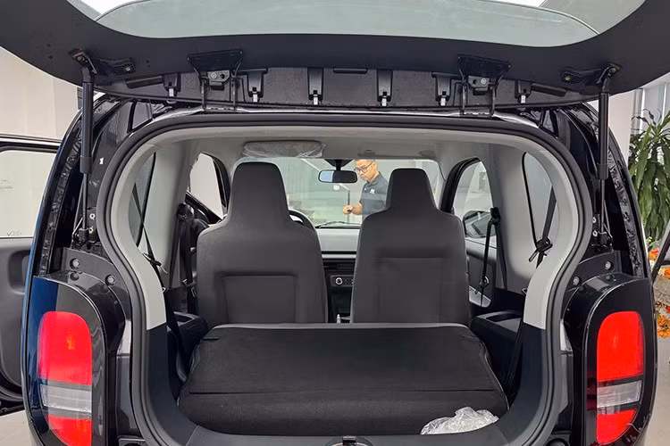 Nguồn cung cấp sức mạnh cho VinFast Minio Green là mô-tơ điện có công suất tối đa 20 kW và mô-men xoắn cực đại 65 Nm, cho phép xe đạt tốc độ tối đa 80 km/h. Pin của xe là loại lithium-ion có dung lượng khả dụng 18,5 kWh, cung cấp phạm vi di chuyển 210 km sau một lần sạc đầy theo tiêu chuẩn NEDC.