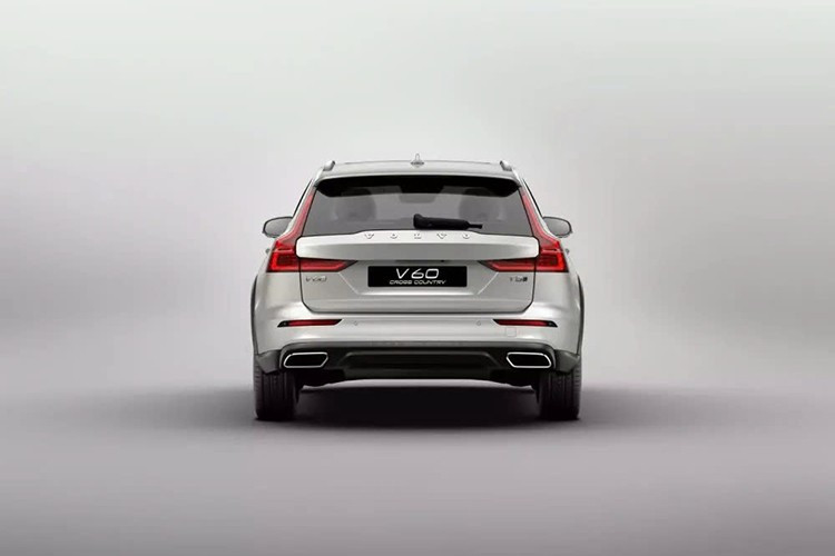 Một tính năng khác của V60 Cross Country là chức năng LSD điều khiển bằng phanh. Nói một cách đơn giản, hệ thống phanh mô phỏng vi sai hạn chế trượt trên cả hai trục để truyền mô-men xoắn đến các bánh xe có độ bám tốt hơn. Được trang bị hộp số do Aisin cung cấp, mẫu xe wagon hạng sang cỡ nhỏ này chưa bao giờ sử dụng động cơ 2.0 tăng áp kép của V60 T6 và V60 T8.
