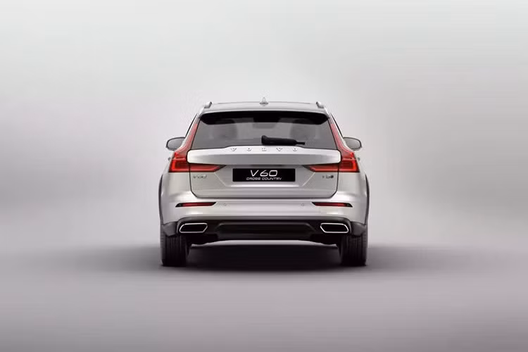 Một tính năng khác của V60 Cross Country là chức năng LSD điều khiển bằng phanh. Nói một cách đơn giản, hệ thống phanh mô phỏng vi sai hạn chế trượt trên cả hai trục để truyền mô-men xoắn đến các bánh xe có độ bám tốt hơn. Được trang bị hộp số do Aisin cung cấp, mẫu xe wagon hạng sang cỡ nhỏ này chưa bao giờ sử dụng động cơ 2.0 tăng áp kép của V60 T6 và V60 T8.