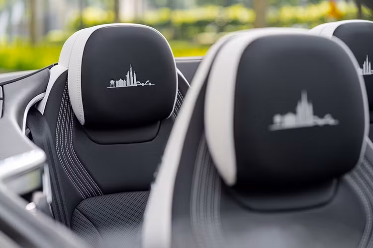 Phần còn lại của nội thất chiếc Bentley Continental GTC S V8 này không có gì thay đổi so với xe tiêu chuẩn, ghế là sự kết hợp của chỉ thêu tương phản tạo hình kim cương, màn hình xoay 3 chiều và dàn âm thanh Naim for Bentley và không gian nội thất được tùy biến theo tâm trạng chủ nhân bằng hệ thống đèn viền Ambient Light đa sắc màu.