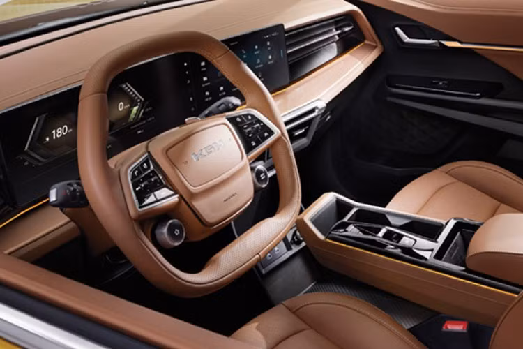 Phía sau, cụm đèn hậu LED đặt dọc ôm lấy nắp thùng xe điêu khắc sắc nét, với logo KGM đặt nổi bật. Cản sau mới tích hợp bậc lên xuống, kết hợp cùng ốp nhựa đen bao quanh phần dưới xe. Thùng hàng đi kèm thanh thể thao dạng ống dài mang đậm tính thực dụng.