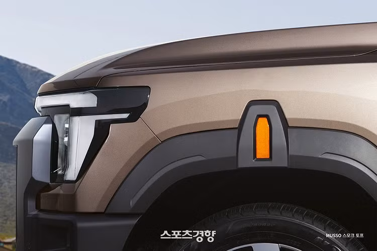 Cản trước thiết kế to bản tích hợp tấm ốp gầm lớn, cùng các khe hút gió rộng và chi tiết nhấn mạnh tính chất địa hình. KGM sẽ cung cấp hai phiên bản, gồm bản tiêu chuẩn và bản “Grand Style Package” với ngoại hình cá tính hơn nhờ các chi tiết lấy cảm hứng từ xe off-road chuyên dụng.