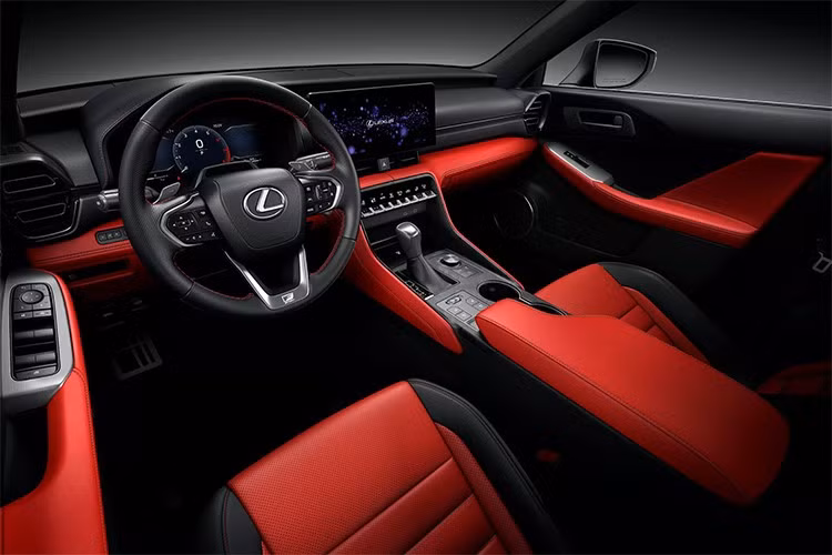 Lexus cũng giới thiệu gói Special Appearance giới hạn cho 350 chiếc IS 350 F Sport đầu tiên tại Mỹ. Xe sở hữu màu sơn trắng mờ Hakugin White kết hợp nội thất hai tông màu trắng – đen, hoặc đỏ - đen.