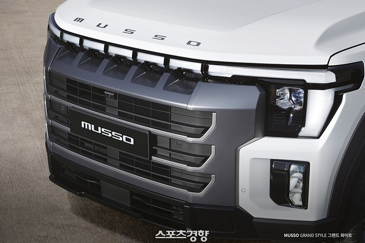 Phần đầu xe nổi bật với cụm đèn pha LED thiết kế gợi nhớ đến Ford F-150, xu hướng tương tự như BYD Shark hay Nissan Frontier Pro tại Trung Quốc. Lưới tản nhiệt 5 khe mang phong cách Jeep đi kèm dải đèn LED chiếu sáng tạo điểm nhấn.