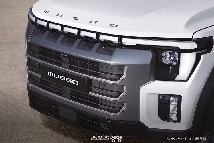 Phần đầu xe nổi bật với cụm đèn pha LED thiết kế gợi nhớ đến Ford F-150, xu hướng tương tự như BYD Shark hay Nissan Frontier Pro tại Trung Quốc. Lưới tản nhiệt 5 khe mang phong cách Jeep đi kèm dải đèn LED chiếu sáng tạo điểm nhấn.