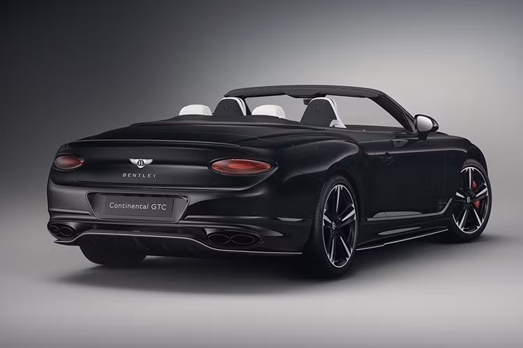 Xe có thể dễ dàng tăng tốc từ vị trí xuất phát đến 100 km/h chỉ trong 4 giây, trước khi đạt tốc độ tối đa 318 km/h. Khác với các xe Bentley Continental GT S V8 về nước trước đó, độc bản này có thể dễ dàng mở mui chỉ thông qua nút bấm trong khoang lái, thời gian để hạ cũng như đóng mui lại chỉ rơi vào tầm 14 giây.