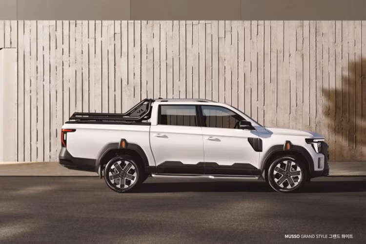 Bên hông, Musso Q300 sử dụng ốp nhựa bánh xe và xi-nhan màu hổ phách tích hợp – tương tự Musso EV. Khung kính, trụ xe và giá nóc dường như giữ nguyên từ Rexton Sports cũ, nhưng phần lớn tấm thân vỏ đã được thiết kế lại hoàn toàn.