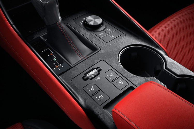 Xe còn được trang bị hệ thống âm thanh 10 loa tiêu chuẩn hoặc tùy chọn dàn 17 loa Mark Levinson cao cấp. Các tiện ích đáng chú ý khác bao gồm: 4 cổng USB-C, sạc không dây, tuỳ chọn nội thất Radiant Red và ốp gỗ tre Forged Bamboo.