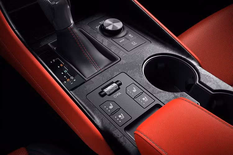 Xe còn được trang bị hệ thống âm thanh 10 loa tiêu chuẩn hoặc tùy chọn dàn 17 loa Mark Levinson cao cấp. Các tiện ích đáng chú ý khác bao gồm: 4 cổng USB-C, sạc không dây, tuỳ chọn nội thất Radiant Red và ốp gỗ tre Forged Bamboo.