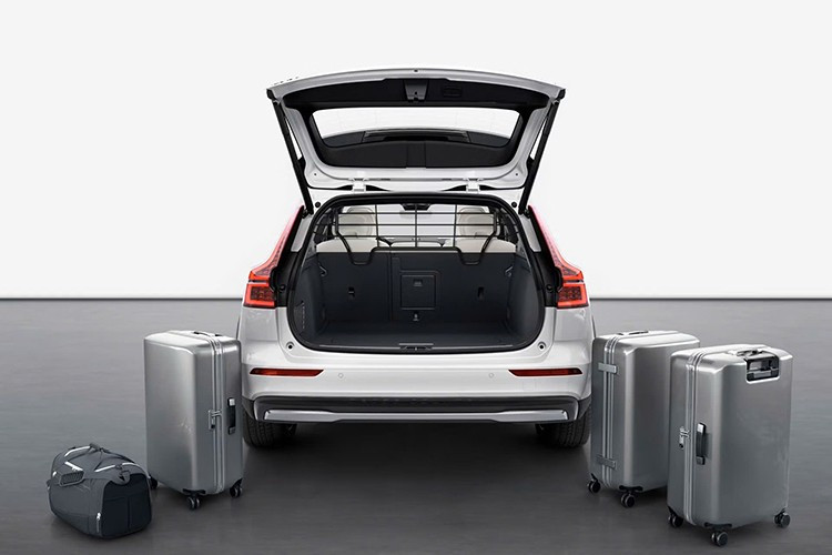 Volvo V60 Cross Country sử dụng bộ ly hợp kiểu Haldex của BorgWarner, có khả năng chuyển hướng tới 50% mô-men xoắn đến trục sau. Bên cạnh bộ ly hợp đa đĩa ướt, hệ thống dẫn động bốn bánh của nó còn cung cấp chế độ địa hình, khóa hệ thống dẫn động bốn bánh ở tốc độ không quá 25 dặm/giờ (40 km/giờ).