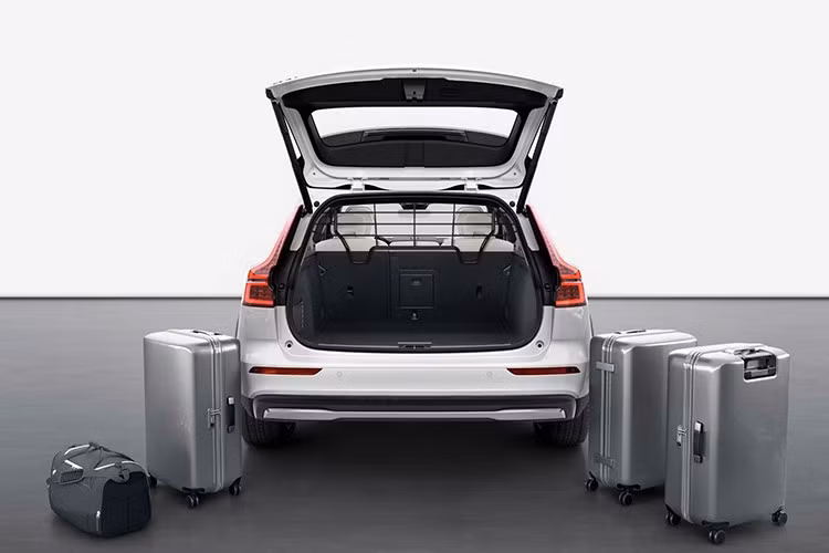 Volvo V60 Cross Country sử dụng bộ ly hợp kiểu Haldex của BorgWarner, có khả năng chuyển hướng tới 50% mô-men xoắn đến trục sau. Bên cạnh bộ ly hợp đa đĩa ướt, hệ thống dẫn động bốn bánh của nó còn cung cấp chế độ địa hình, khóa hệ thống dẫn động bốn bánh ở tốc độ không quá 25 dặm/giờ (40 km/giờ).