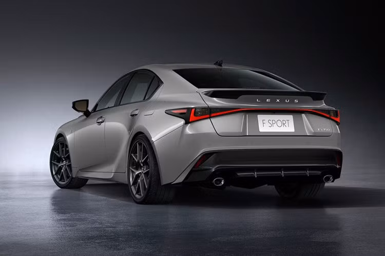 Lần nâng cấp này đánh dấu lần "facelift" thứ ba của IS kể từ thế hệ hiện tại ra mắt năm 2013. Dù giữ lại tổng thể khung xe, Lexus đã tinh chỉnh phần đầu xe với lưới tản nhiệt hình con suốt mới, hốc hút gió và cản trước sắc nét hơn, mang đến diện mạo thể thao và hiện đại hơn.