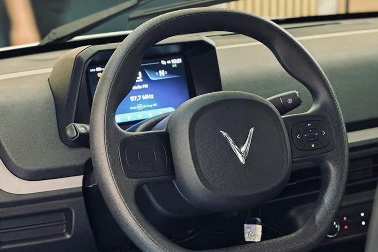 Bảng đồng hồ của Vinfast Minio Green dạng kỹ thuật số nhỏ gọn, radio FM, 2 loa và chìa khóa cơ. Xe không có màn hình thông tin giải trí, điều hòa tự động, sạc điện thoại không dây hay phanh tay điện tử.