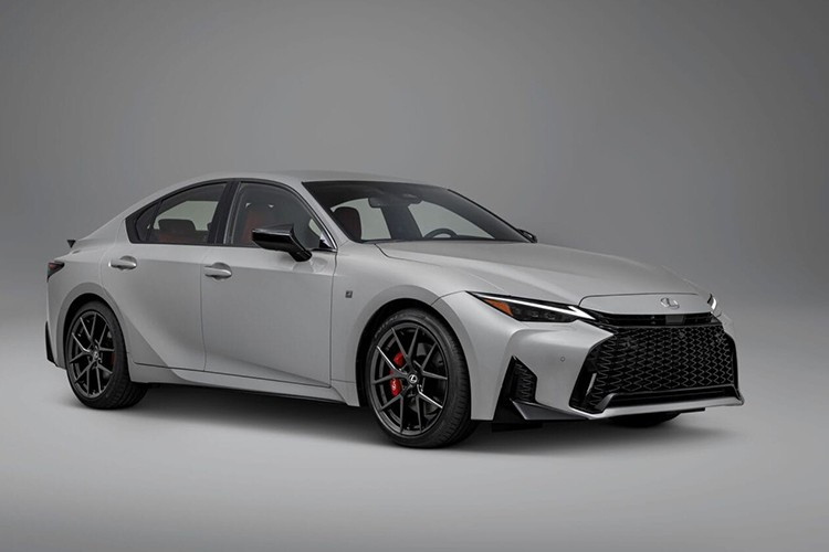Sau hơn một thập kỷ giữ nguyên nền tảng, Lexus IS bước sang năm 2026 với cuộc cải tổ mạnh mẽ về diện mạo, nội thất và chiến lược sản phẩm. Mẫu xe sẽ chính thức có mặt tại các đại lý ở Mỹ trong thời gian tới, tiếp tục giữ vai trò là một trong những sedan thể thao chủ lực của Lexus.