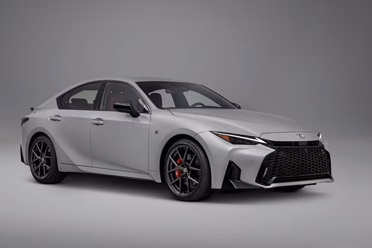 Sau hơn một thập kỷ giữ nguyên nền tảng, Lexus IS bước sang năm 2026 với cuộc cải tổ mạnh mẽ về diện mạo, nội thất và chiến lược sản phẩm. Mẫu xe sẽ chính thức có mặt tại các đại lý ở Mỹ trong thời gian tới, tiếp tục giữ vai trò là một trong những sedan thể thao chủ lực của Lexus.