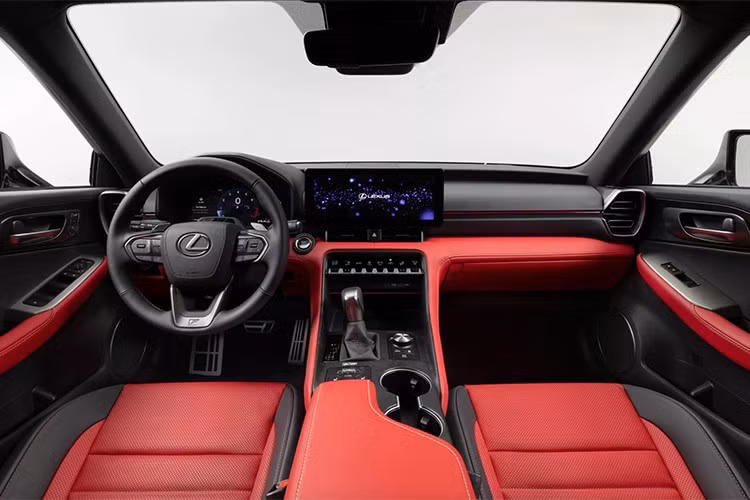 Bên trong, nội thất Lexus IS 2026 được thiết kế lại gần như toàn diện. Bảng táp-lô mới, cụm điều khiển trung tâm tinh gọn và bảng điều khiển cửa được làm mới giúp khoang lái trông cao cấp và đồng bộ hơn.