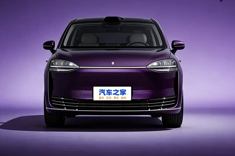 Luxeed V9 được phát triển trên nền tảng khung gầm mô-đun E0X-L do Chery phát triển. Đây là nền tảng được sử dụng cho các mẫu xe cao cấp như Exlantix ET, Exlantix ES và nhiều mẫu Luxeed khác. Luxeed V9 có chiều dài thân xe vượt mốc 5,3 mét và trục cơ sở kéo dài nhằm tối ưu không gian nội thất.