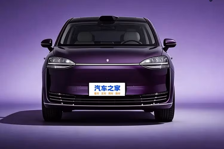 Luxeed V9 được phát triển trên nền tảng khung gầm mô-đun E0X-L do Chery phát triển. Đây là nền tảng được sử dụng cho các mẫu xe cao cấp như Exlantix ET, Exlantix ES và nhiều mẫu Luxeed khác. Luxeed V9 có chiều dài thân xe vượt mốc 5,3 mét và trục cơ sở kéo dài nhằm tối ưu không gian nội thất.