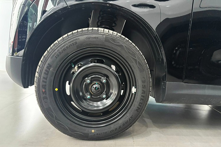 Xe được trang bị nẹp mạ crôm hình cánh chim đặc trưng của thương hiệu VinFast ở phía trước và sau. Thêm vào đó là cụm đèn pha LED Projector hình bán nguyệt, hốc gió trung tâm khá rộng trên cản trước, đèn hậu nằm dọc, vành thép 13 inch sơn đen và gương chỉnh cơ.