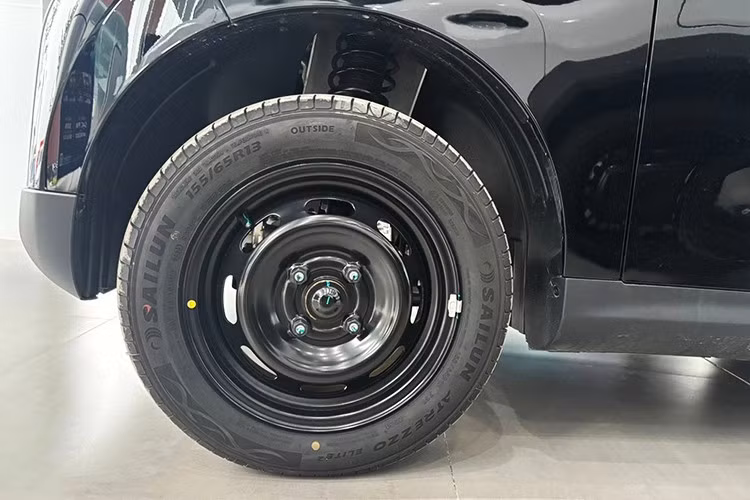 Xe được trang bị nẹp mạ crôm hình cánh chim đặc trưng của thương hiệu VinFast ở phía trước và sau. Thêm vào đó là cụm đèn pha LED Projector hình bán nguyệt, hốc gió trung tâm khá rộng trên cản trước, đèn hậu nằm dọc, vành thép 13 inch sơn đen và gương chỉnh cơ.