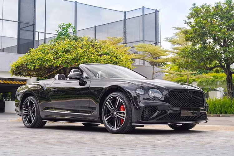 Vào tháng 6 năm ngoái, Bentley tại TP.HCM đã đưa chiếc xe siêu sang mui trần Continental GTC S V8 - Vietnam Skyline Edition về nước, nhưng mãi đến nay, chiếc xe mới lộ diện công khai cũng như tìm kiếm chủ nhân sau 18 tháng có mặt tại Việt Nam.