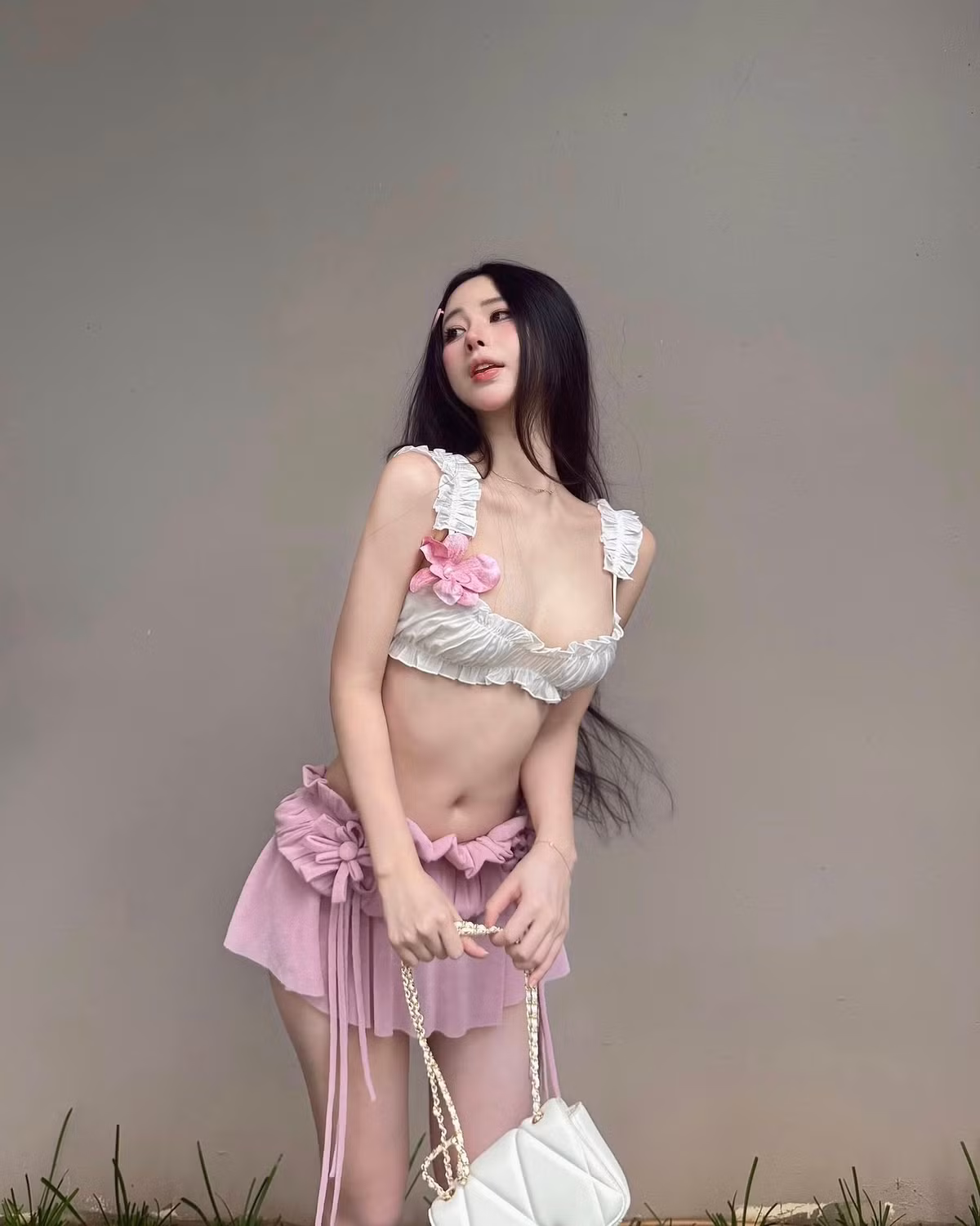 Khi những tin đồn nhạy cảm về cuộc sống cá nhân bắt đầu lan truyền, Uyên Ni đã có động thái phản hồi. Thay vì im lặng, cô chọn cách đối diện trực tiếp.