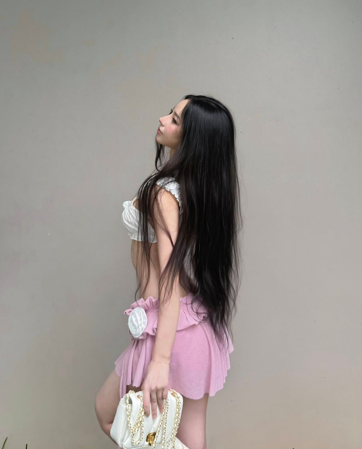 Uyên Ni thẳng thắn lên tiếng phủ nhận những tin đồn vô căn cứ. Cô bày tỏ sự bức xúc khi hình ảnh của mình bị ảnh hưởng bởi những lời đồn đoán không có căn cứ, xuất phát từ việc đánh giá sai lệch về phong cách cá nhân.