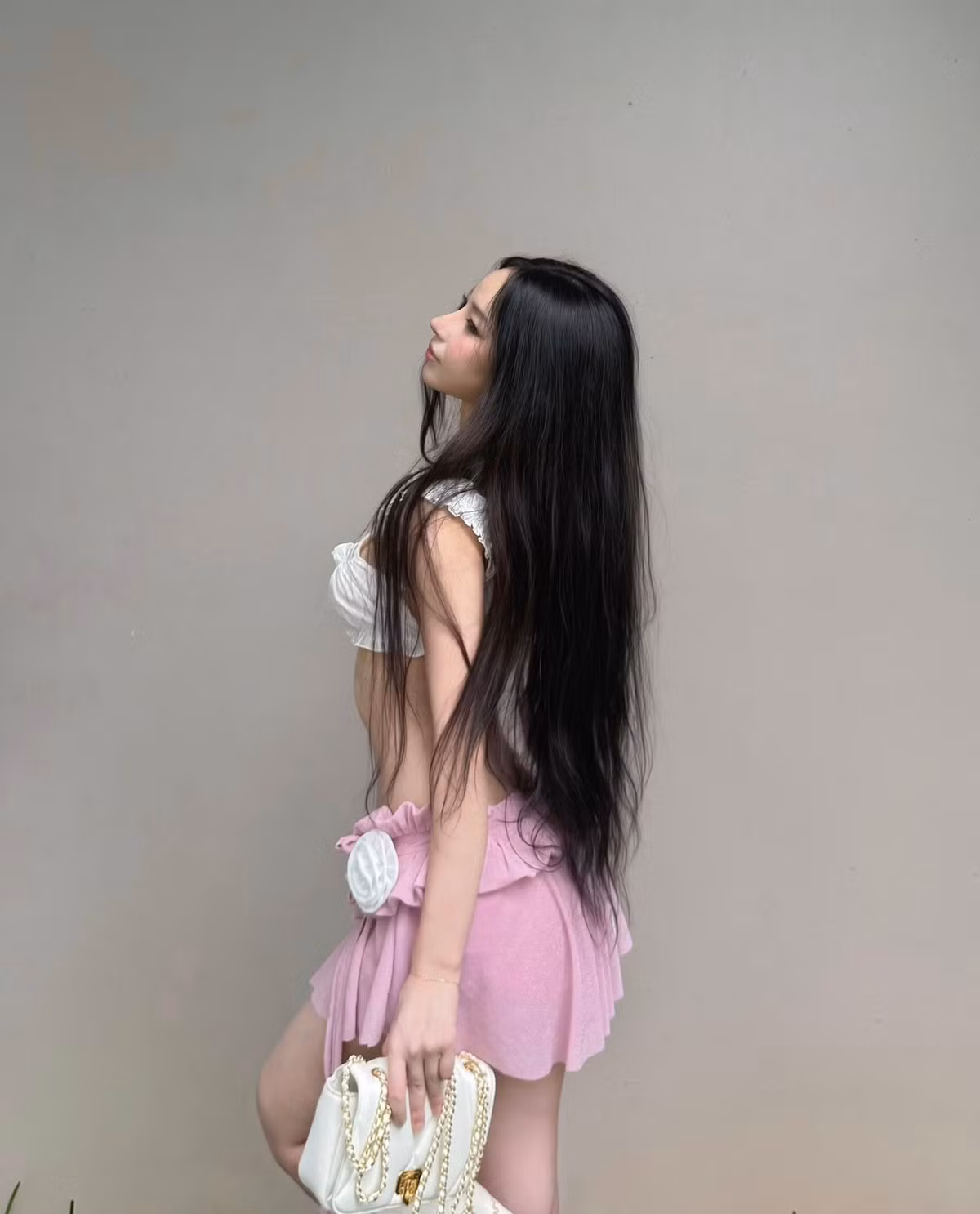 Uyên Ni thẳng thắn lên tiếng phủ nhận những tin đồn vô căn cứ. Cô bày tỏ sự bức xúc khi hình ảnh của mình bị ảnh hưởng bởi những lời đồn đoán không có căn cứ, xuất phát từ việc đánh giá sai lệch về phong cách cá nhân.