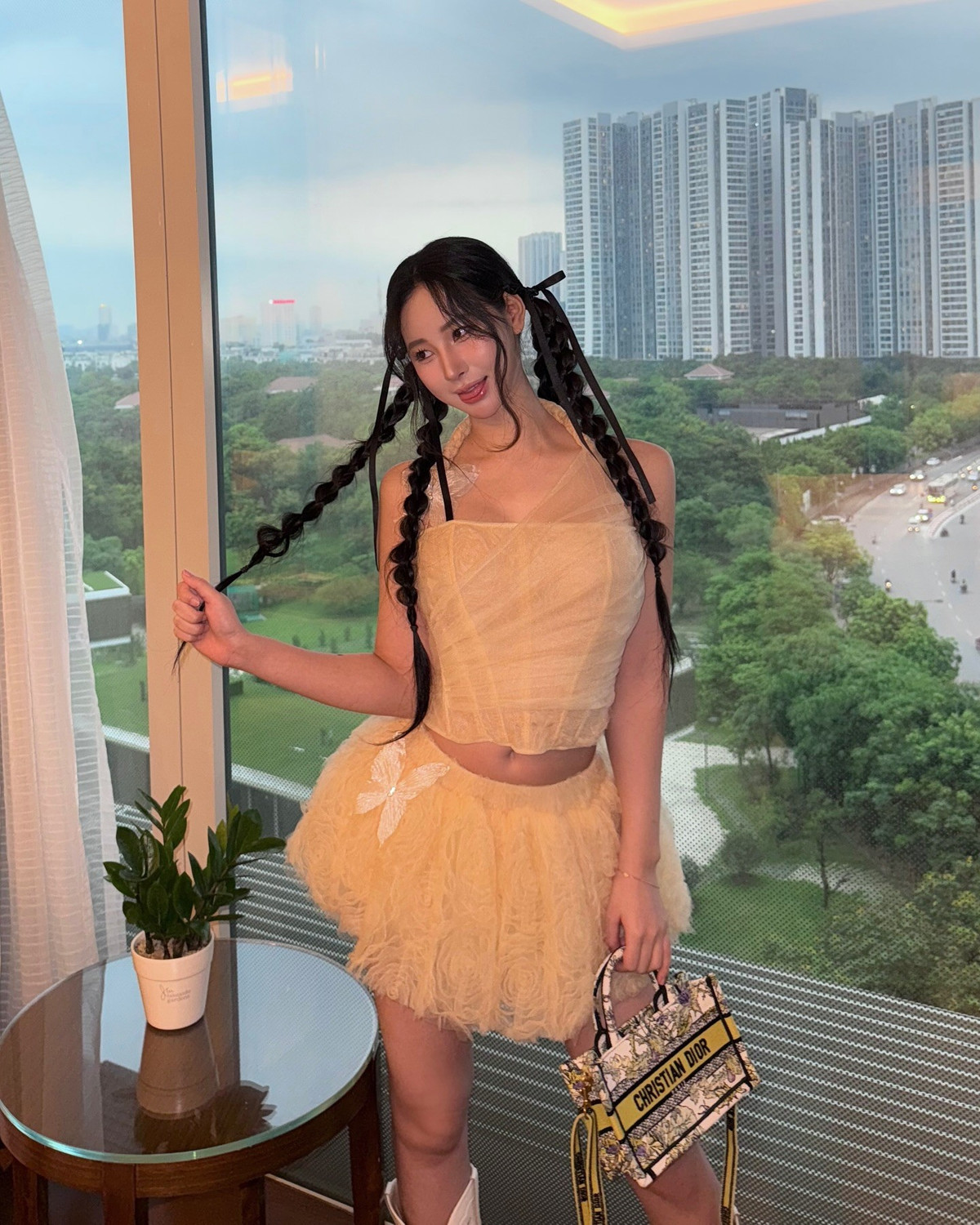 Hiện tại, Uyên Ni vẫn là hot girl xinh đẹp đầy quyến rũ, mỗi lần "thả dáng" nhẹ nhàng cũng đủ để "viral" và khiến anh em game thủ lưu luyến mãi không rời.