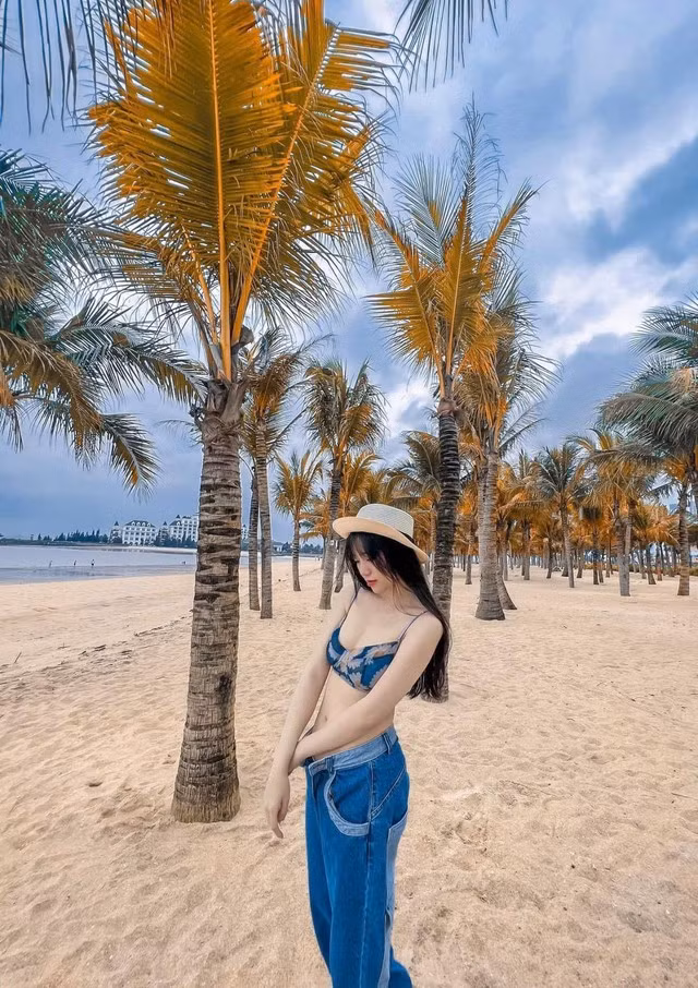 Lời thơ này của nữ streamer không chỉ thể hiện sự tự tin mà còn khiến fan nam phải "mất ngủ" vì sự quyến rũ và lém lỉnh của cô nàng.