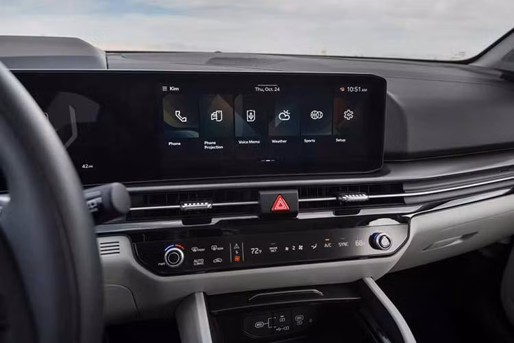 Một nghiên cứu năm 2023 chỉ ra rằng có tới 80% xe mới bán ra sử dụng các màu sắc thuộc nhóm grayscale (trắng, xám, đen và bạc), tăng mạnh so với mức 60,3% vào năm 2004. Màu trắng vẫn chiếm ưu thế với 27,6%, tiếp theo là đen (22%) và xám (21,3%). Các màu nổi bật như xanh dương và đỏ chỉ chiếm lần lượt 8,9% và 7,3%.