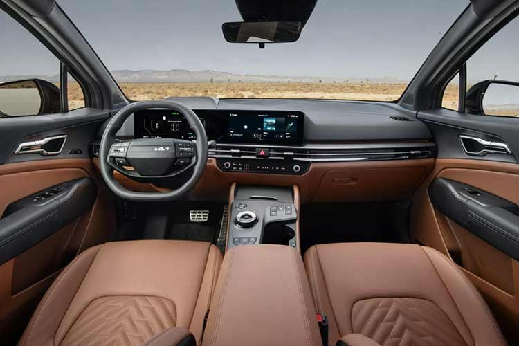Ngay cả các dòng xe như K4, K5 hay EV6 cũng bị giới hạn ở những lựa chọn đơn sắc, ngoại trừ một số màu xanh hoặc đỏ khá trầm.Thực tế cho thấy, đây không chỉ là lựa chọn riêng của Kia mà phản ánh xu hướng thị trường toàn cầu.