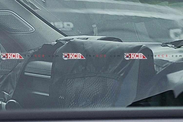 Phía sau, cụm đèn hậu dọc kết nối bằng dải LED chạy ngang toàn bộ chiều rộng, biển số được hạ thấp, mang lại hình ảnh hiện đại và cao cấp hơn. Tổng thể, mẫu SUV trở nên bớt vuông vức, hướng đến dáng vẻ khí động học và sang trọng, tiệm cận các “đàn anh” như Tucson hay Palisade.