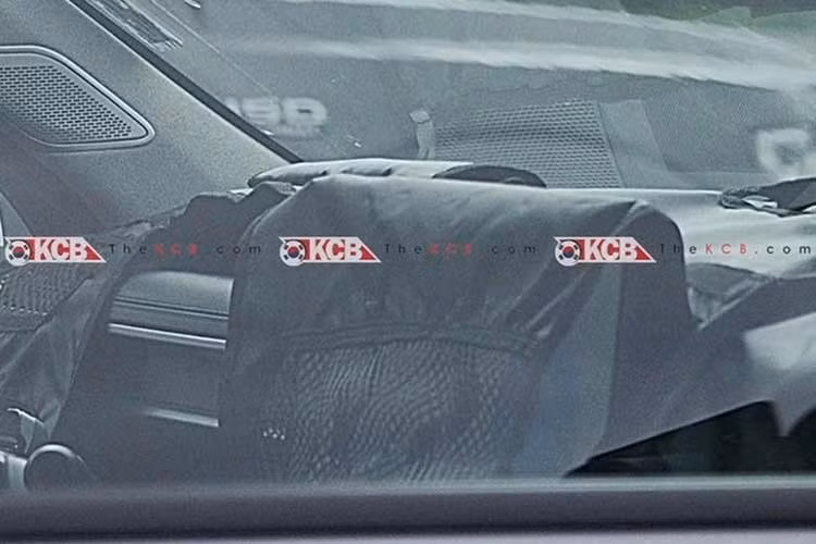 Phía sau, cụm đèn hậu dọc kết nối bằng dải LED chạy ngang toàn bộ chiều rộng, biển số được hạ thấp, mang lại hình ảnh hiện đại và cao cấp hơn. Tổng thể, mẫu SUV trở nên bớt vuông vức, hướng đến dáng vẻ khí động học và sang trọng, tiệm cận các “đàn anh” như Tucson hay Palisade.