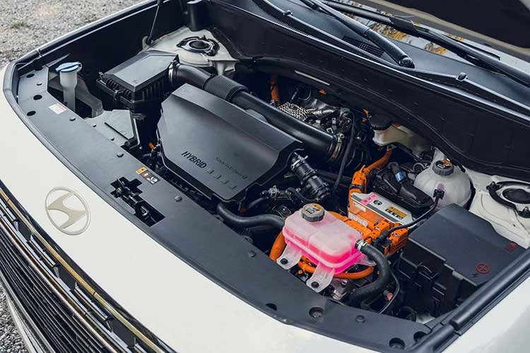 Về khả năng vận hành, Hyundai Palisade High Roof được dự đoán sẽ tuân theo chiến lược điện hóa của hãng với việc trang bị độc quyền hệ truyền động hybrid. Lựa chọn này nhằm tối ưu hóa hiệu quả nhiên liệu, giảm thiểu khí thải và đảm bảo khả năng vận hành êm ái thay vì tập trung vào hiệu suất tốc độ. Đi kèm với động cơ lai là hộp số tự động được tinh chỉnh để chuyển số mượt mà nhất có thể.