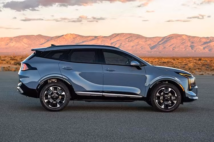 Về Kia Sportage 2026 mới, xe được cung cấp các tùy chọn hệ truyền động đốt trong, hybrid và plug-in hybrid. Động cơ 2.5L 4 xi-lanh cơ bản không thay đổi, cho công suất 187 mã lực và kết hợp với hộp số tự động tám cấp.