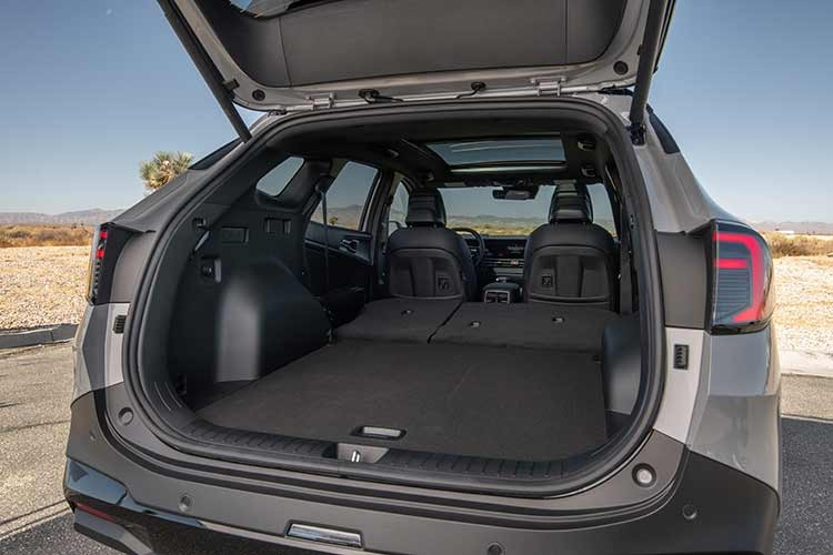 Dù xu hướng người dùng đang dịch chuyển về phía an toàn và trung tính hơn trong màu sắc, việc thiếu đi các tùy chọn cá tính phần nào khiến những ai yêu thích sự khác biệt cảm thấy hụt hẫng. Và Kia, dù có lý do chính đáng về mặt thương mại, vẫn không tránh khỏi sự tiếc nuối từ nhóm khách hàng này.