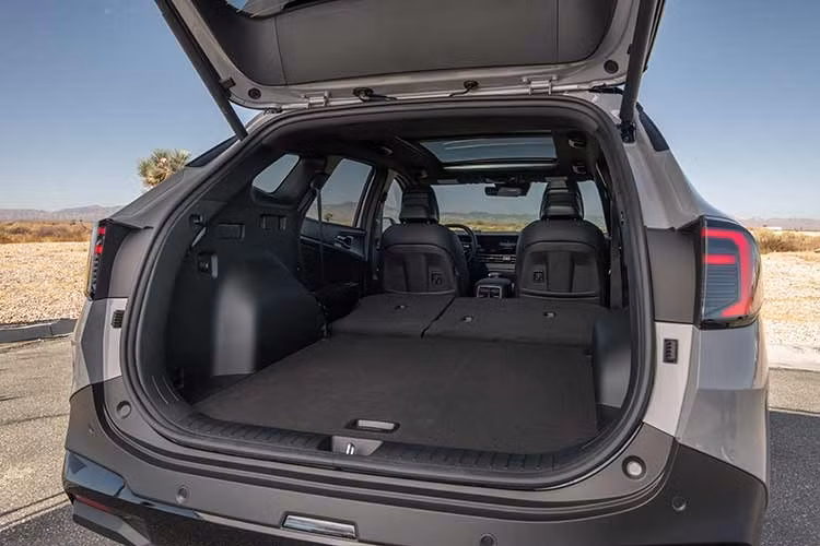 Dù xu hướng người dùng đang dịch chuyển về phía an toàn và trung tính hơn trong màu sắc, việc thiếu đi các tùy chọn cá tính phần nào khiến những ai yêu thích sự khác biệt cảm thấy hụt hẫng. Và Kia, dù có lý do chính đáng về mặt thương mại, vẫn không tránh khỏi sự tiếc nuối từ nhóm khách hàng này.